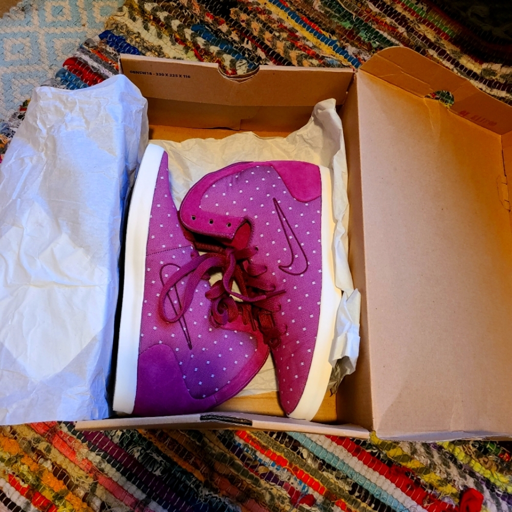 Nike women's Hyperclave Lite Txt size 8